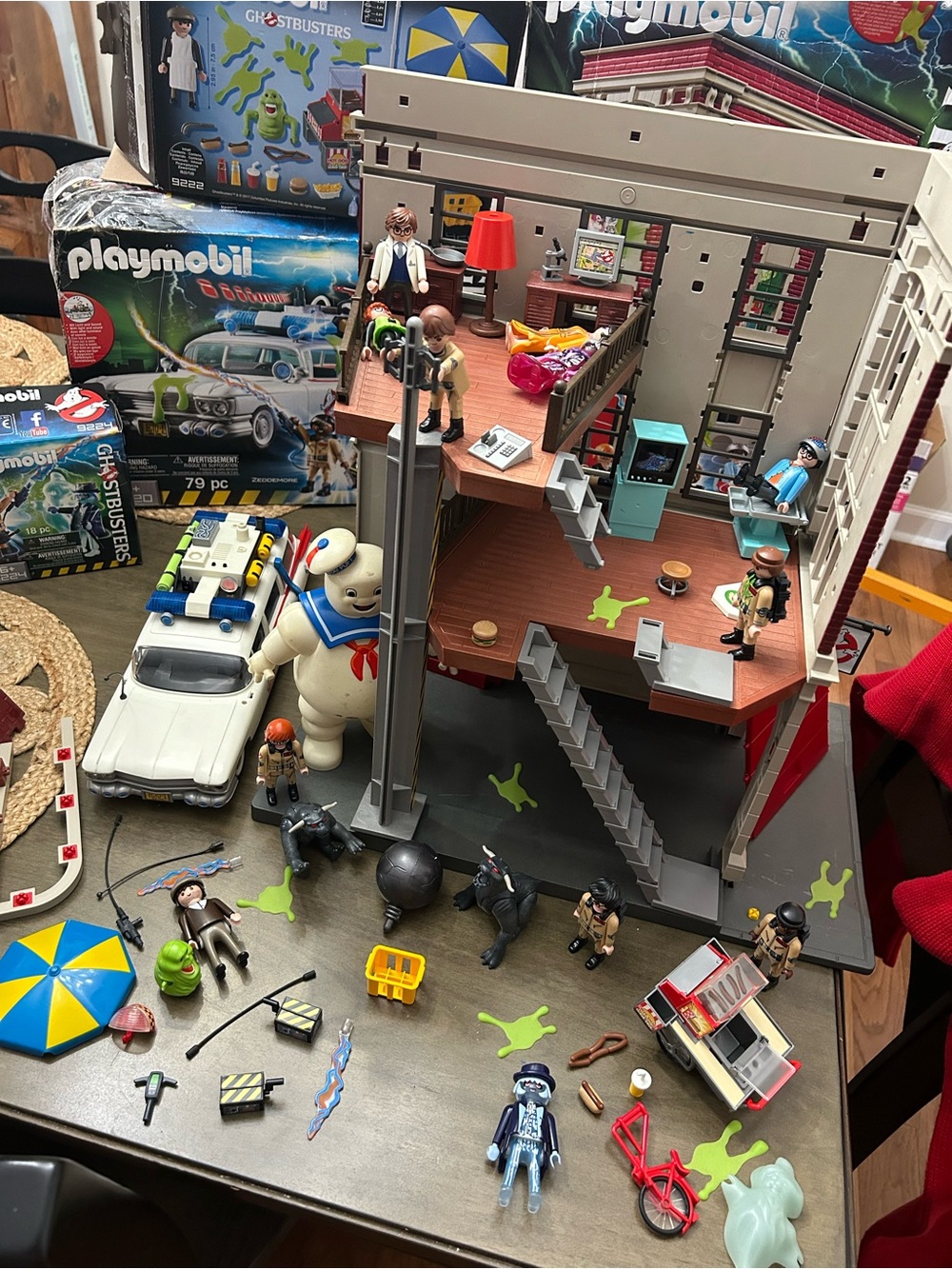 Ghostbusters Firehouse Playset with White Stay Puft Figure, car, characters